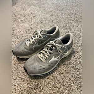Brooks Gray Athletic Shoes with Textured Mesh and Streamlined Design